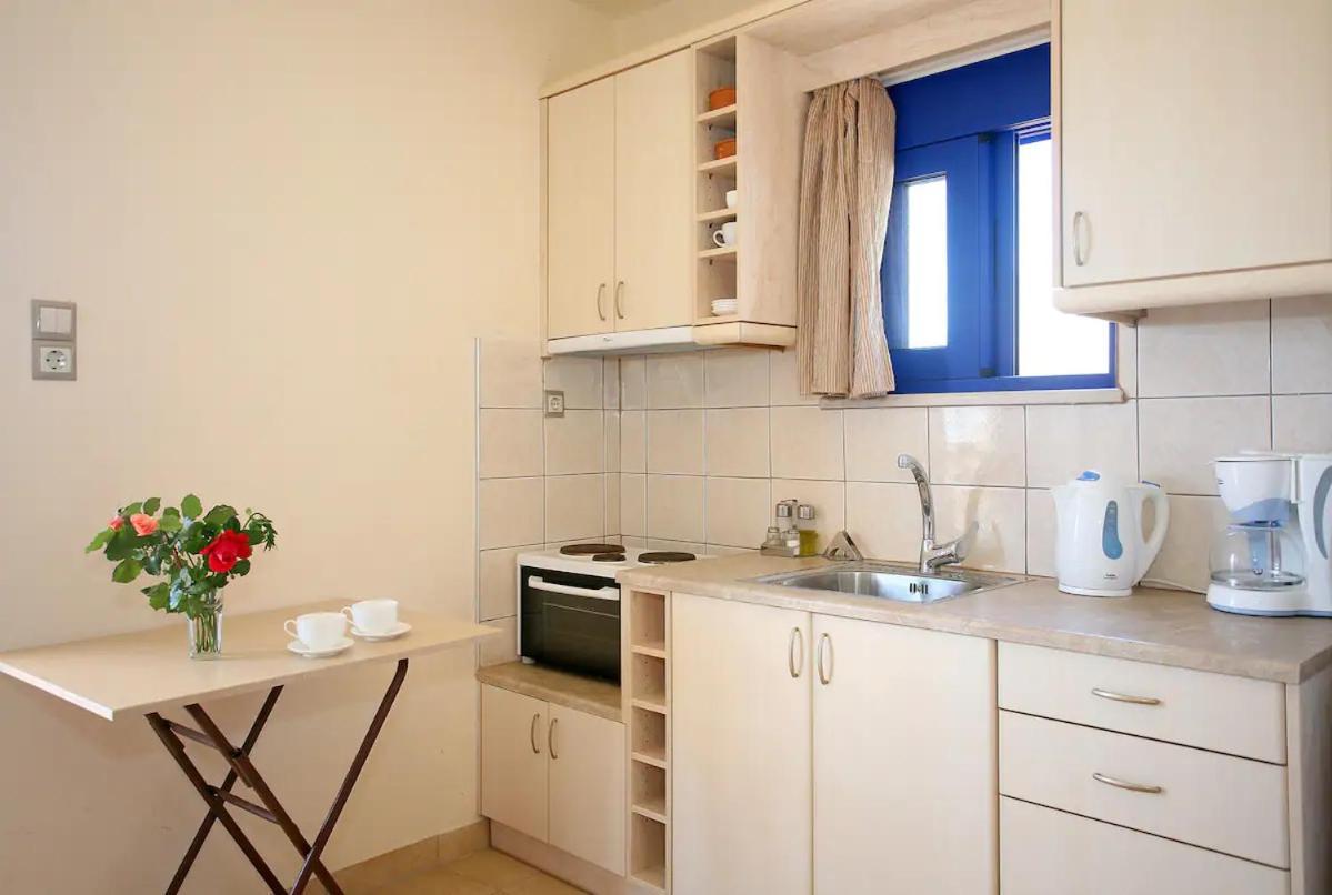 On The Beach Apartments Khóra Sfakíon Екстериор снимка