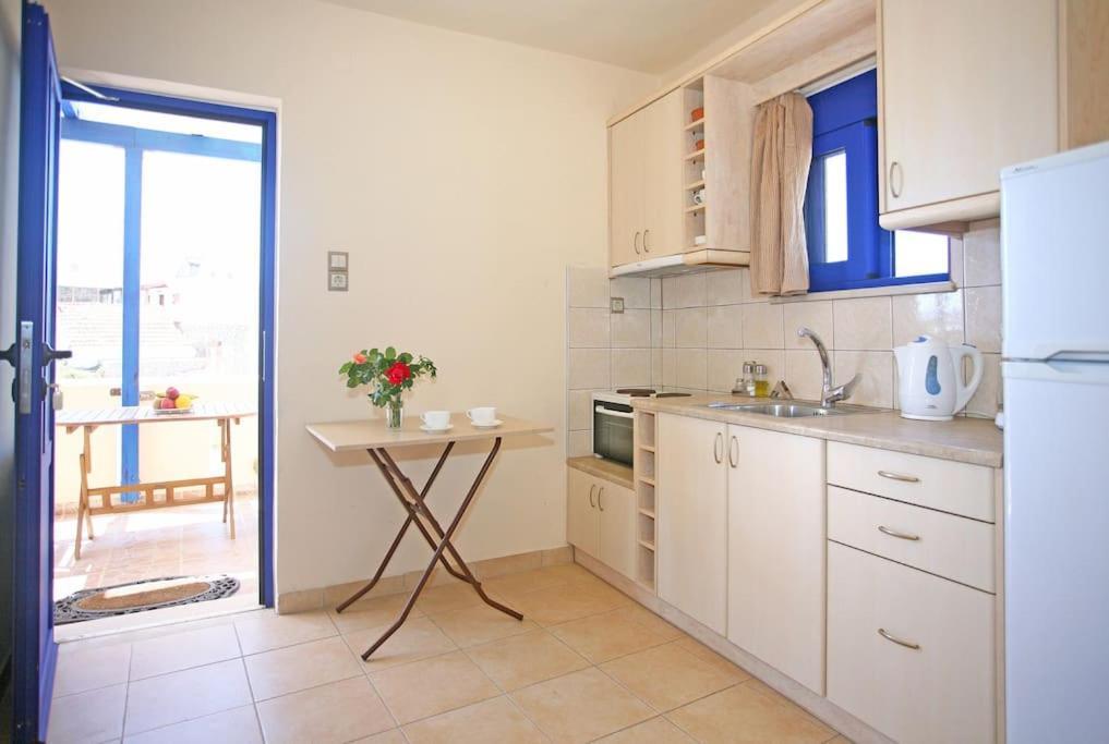 On The Beach Apartments Khóra Sfakíon Екстериор снимка